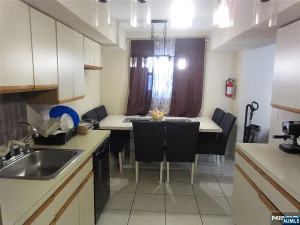 $2,600 | 233 Midland Avenue, Unit 113, Garfield, NJ 07026