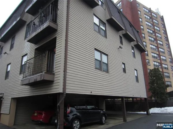 $2,600 | 233 Midland Avenue, Unit 113, Garfield, NJ 07026