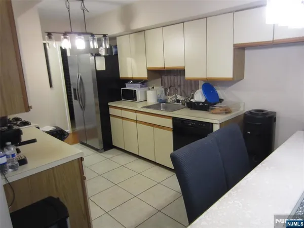 $2,600 | 233 Midland Avenue, Unit 113, Garfield, NJ 07026