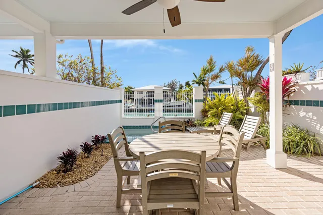 a view of an entryway with livingroom