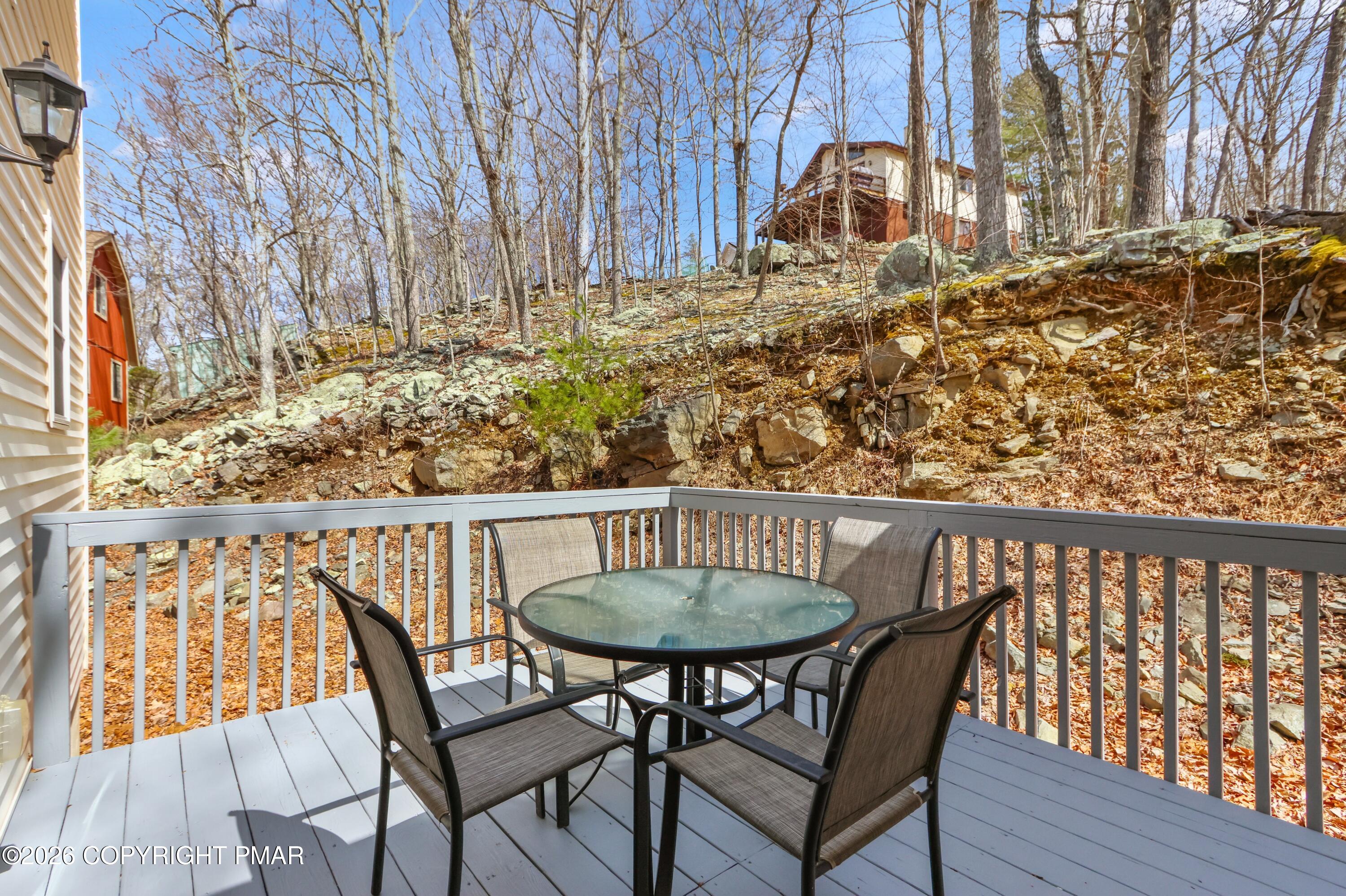 226 Regent Street Bushkill, PA 18324 - Photo 3 of 58 095A9606