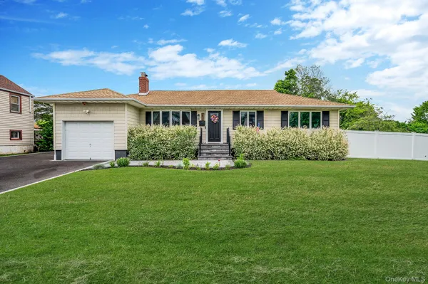 $699,000 | 654 South 5th Street, Lindenhurst, NY 11757