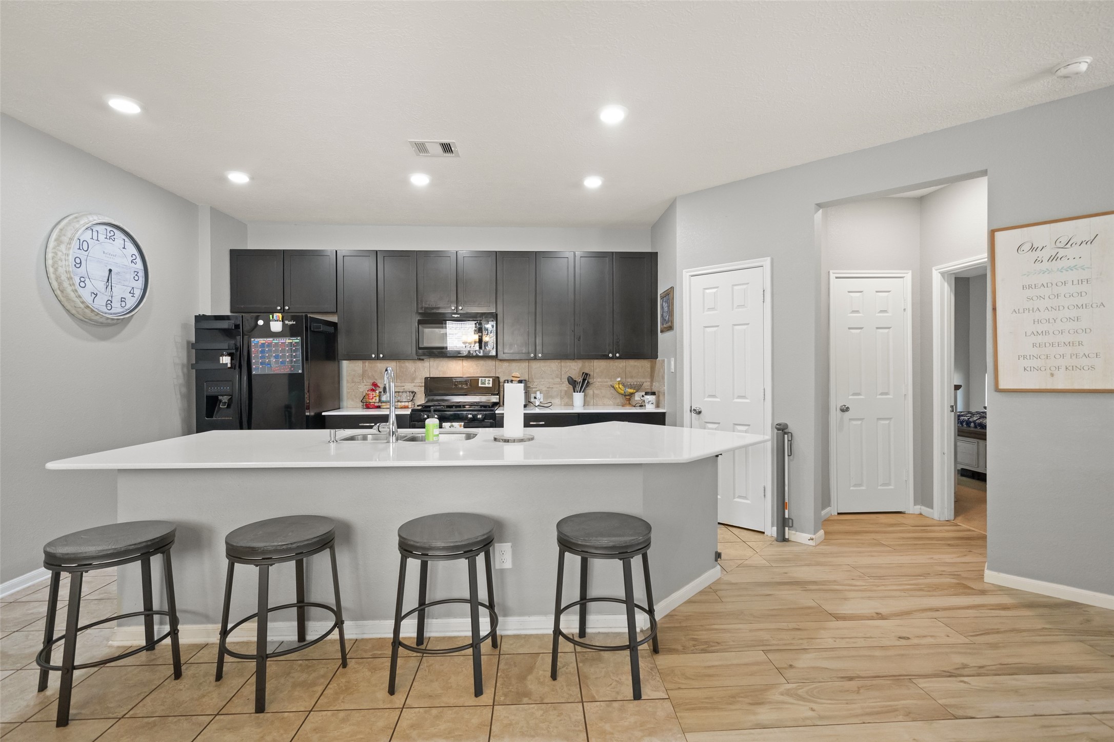 1118 Upton Court Conroe, TX 77304 - Photo 10 of 25 Kitchen with nice countertops!