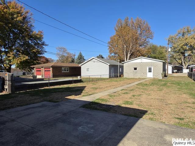 1431 Spruce Street Quincy, IL 62301 - Photo 29 of 36 a front view of house with yard