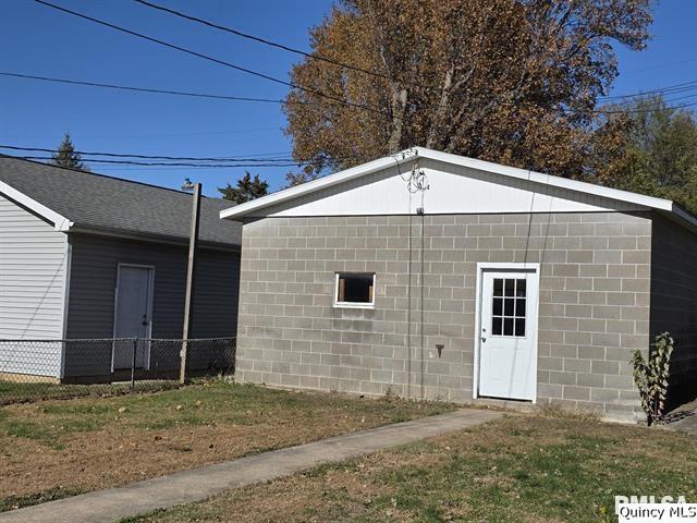 1431 Spruce Street Quincy, IL 62301 - Photo 31 of 36 a front view of a house with a yard
