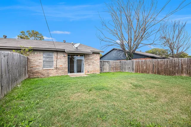 a view of a house with a backyard