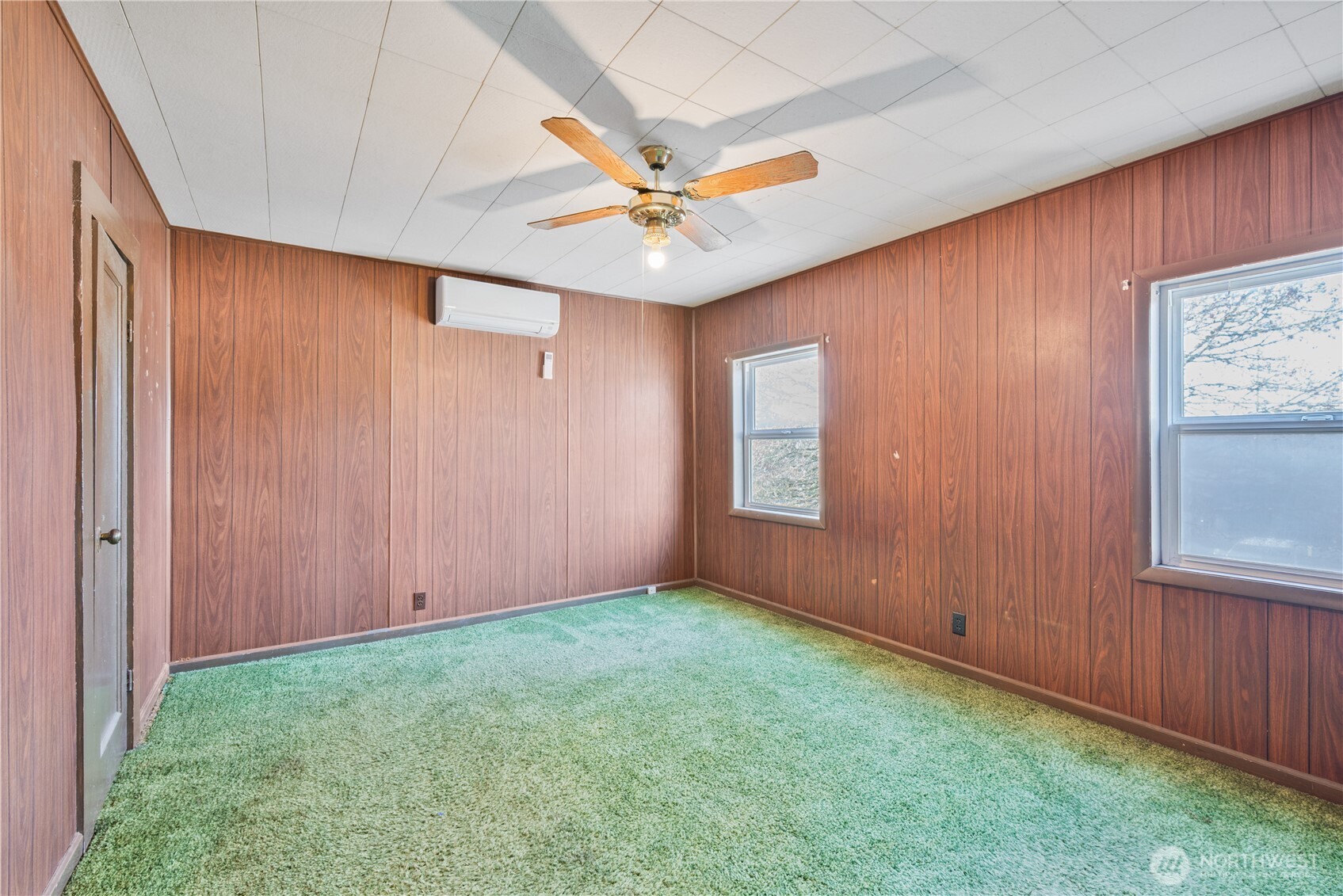 136 3rd Avenue Southwest Castle Rock, WA 98611 - Photo 15 of 39 an empty room with windows and fan