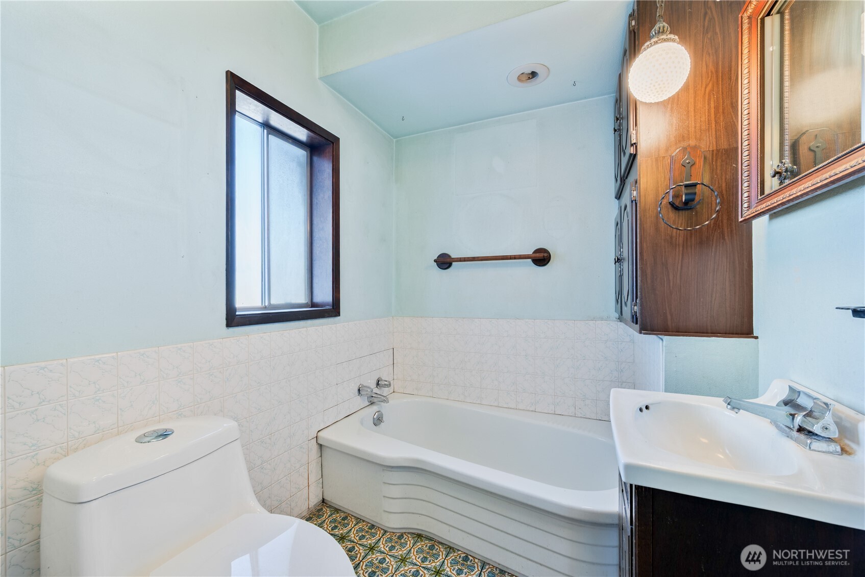 136 3rd Avenue Southwest Castle Rock, WA 98611 - Photo 15 of 40 a bathroom with a toilet a sink and bathtub