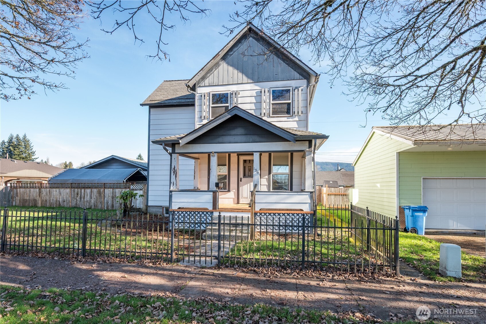 136 3rd Avenue Southwest Castle Rock, WA 98611 - Photo 25 of 40 a front view of a house with garden