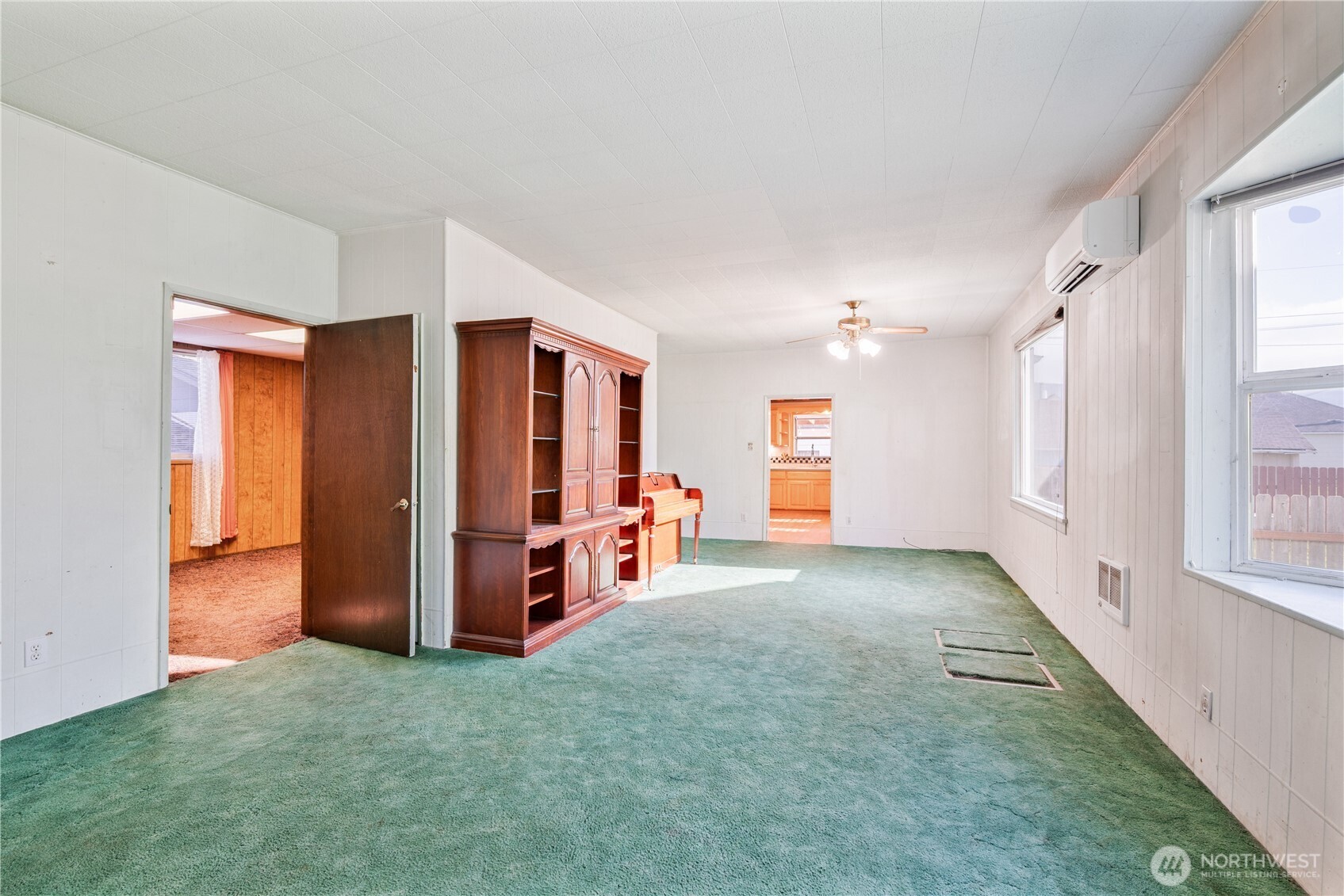 136 3rd Avenue Southwest Castle Rock, WA 98611 - Photo 3 of 40 a view of a livingroom with furniture and an entryway