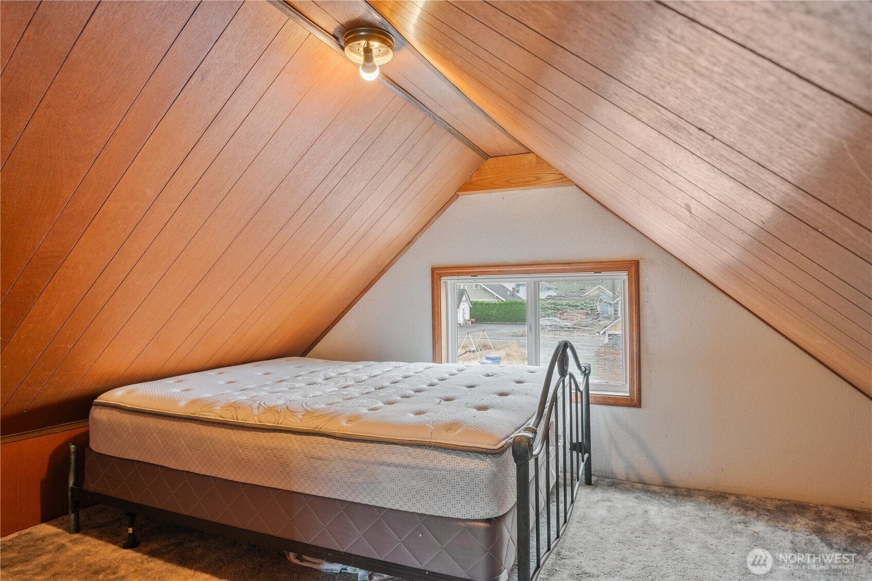 136 3rd Avenue Southwest Castle Rock, WA 98611 - Photo 32 of 40 a bedroom with a bed and a dresser