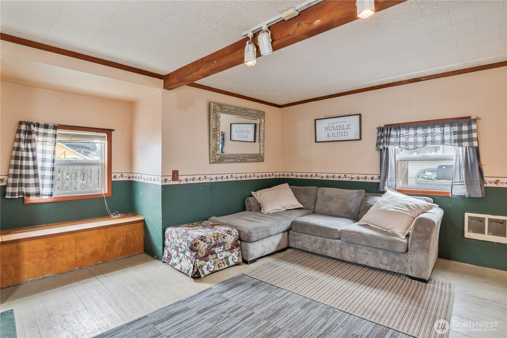 136 3rd Avenue Southwest Castle Rock, WA 98611 - Photo 34 of 40 a living room with furniture and a window
