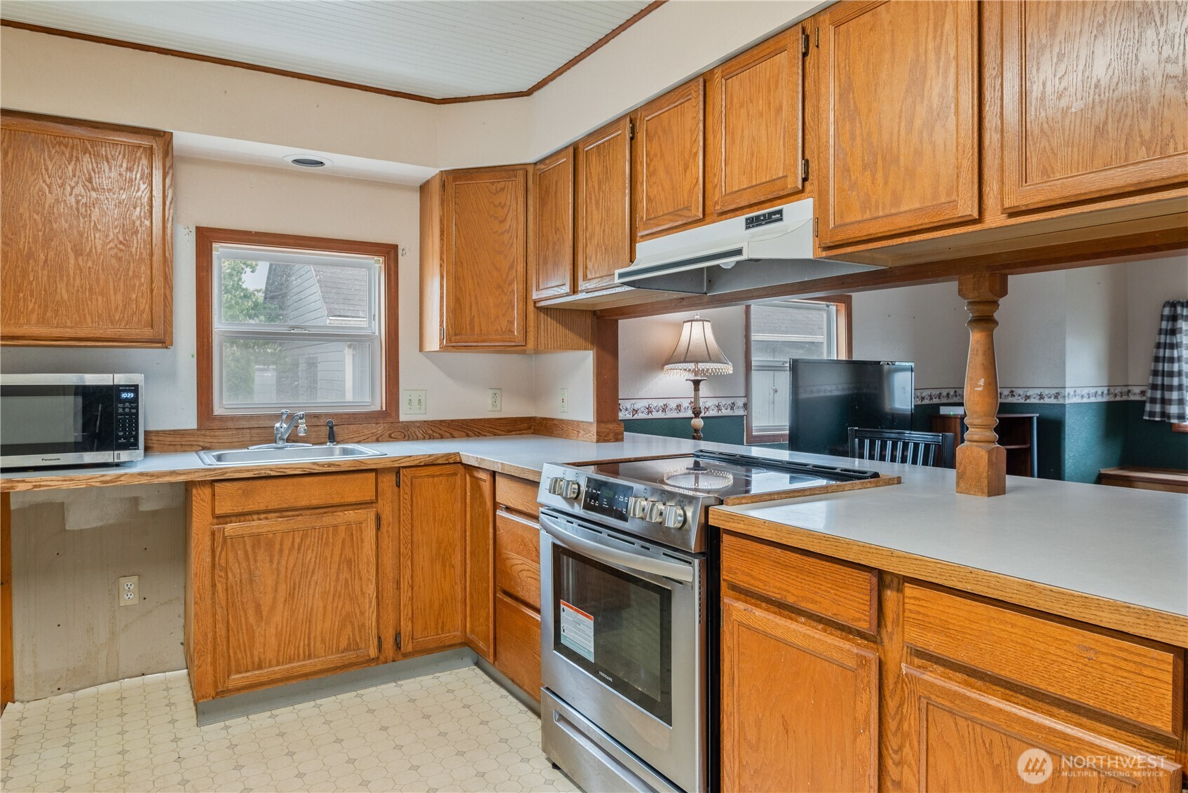 136 3rd Avenue Southwest Castle Rock, WA 98611 - Photo 35 of 40 a kitchen with stainless steel appliances granite countertop a sink a stove and cabinets