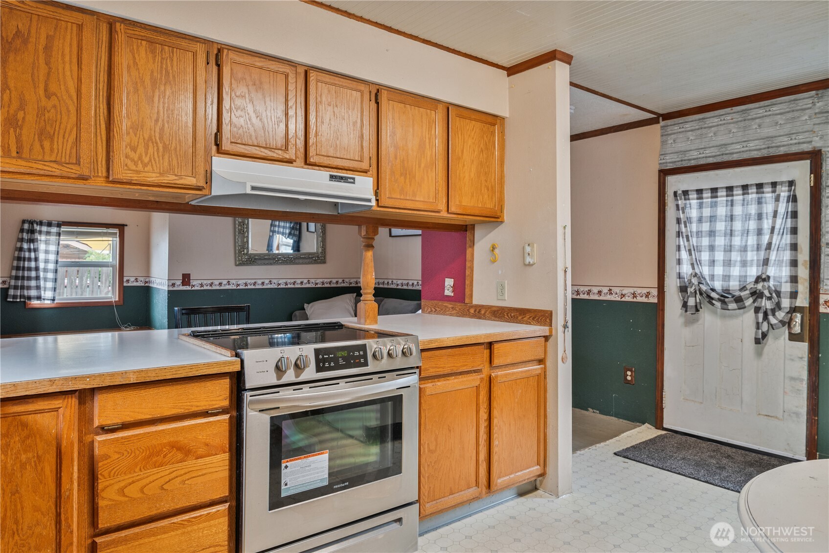 136 3rd Avenue Southwest Castle Rock, WA 98611 - Photo 36 of 40 a kitchen with stainless steel appliances granite countertop a stove and a refrigerator