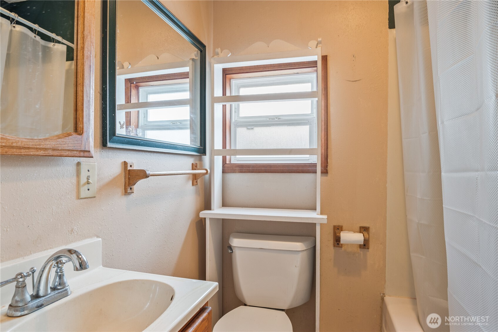 136 3rd Avenue Southwest Castle Rock, WA 98611 - Photo 37 of 40 a bathroom with a toilet sink a mirror and shower