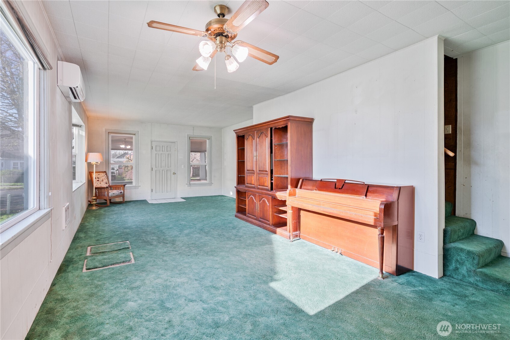 136 3rd Avenue Southwest Castle Rock, WA 98611 - Photo 4 of 40 a view of livingroom with furniture