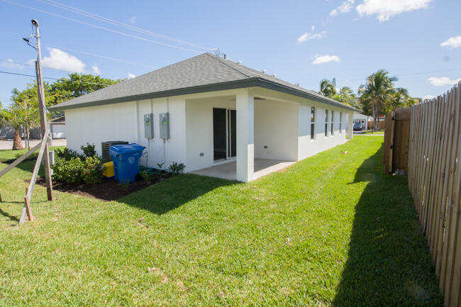 195 South 4th Street, Unit 2 Lantana, FL 33462 - Photo 12 of 12 Back Yard