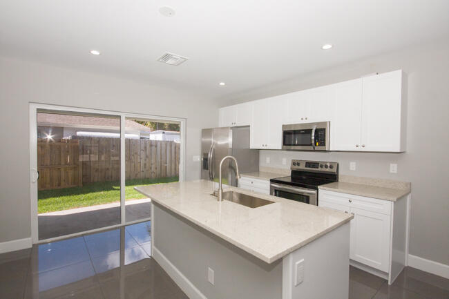 195 South 4th Street, Unit 2 Lantana, FL 33462 - Photo 3 of 12 Kitchen
