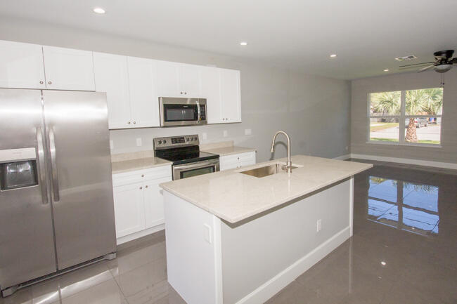 195 South 4th Street, Unit 2 Lantana, FL 33462 - Photo 4 of 12 Kitchen