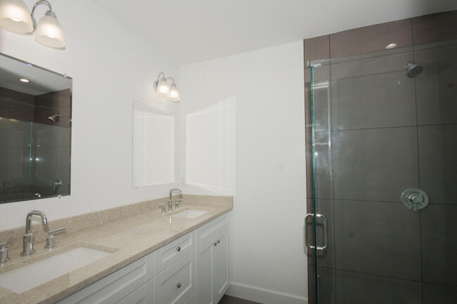 195 South 4th Street, Unit 2 Lantana, FL 33462 - Photo 7 of 12 Master bath