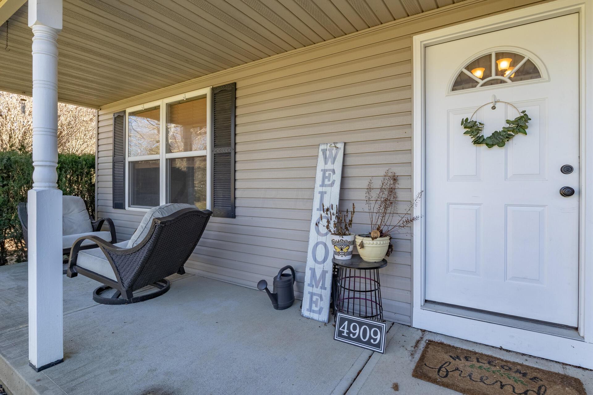 4909 East County Line Road Springfield, OH 45502 - Photo 4 of 32 Front porch