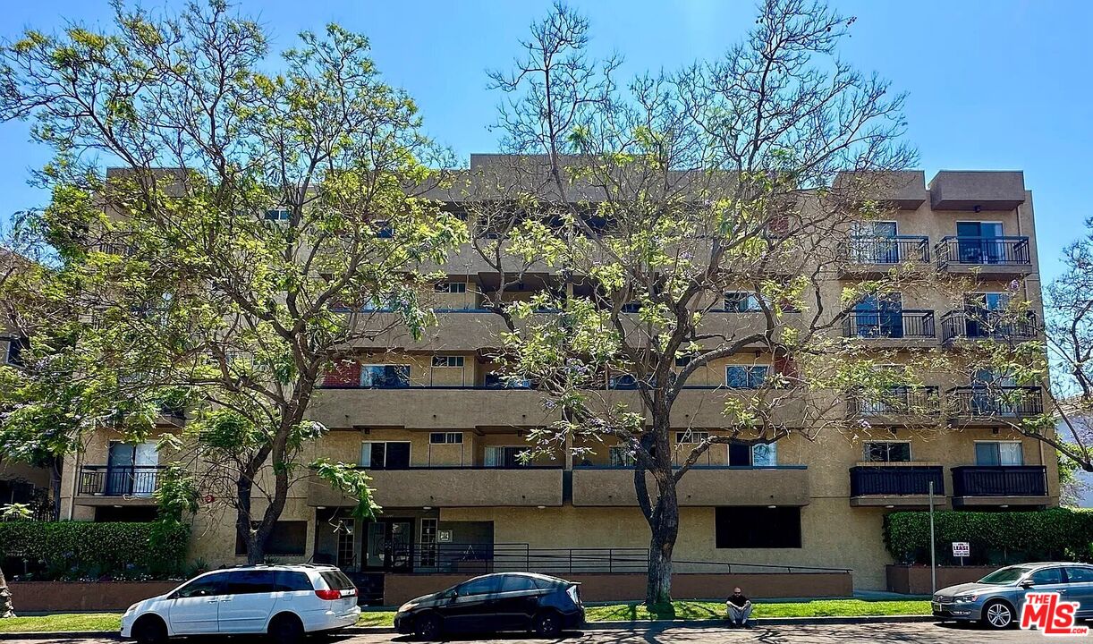 8722 Burton Way, Unit 102 Los Angeles, CA 90048 - Photo 11 of 11 a front view of a building with lot of cars parked on road