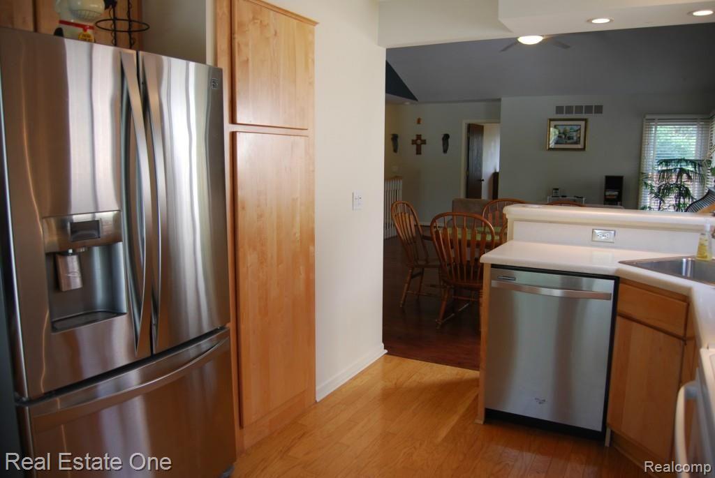 457 Farmridge Court Rochester, MI 48307 - Photo 5 of 18 Kitchen view #2