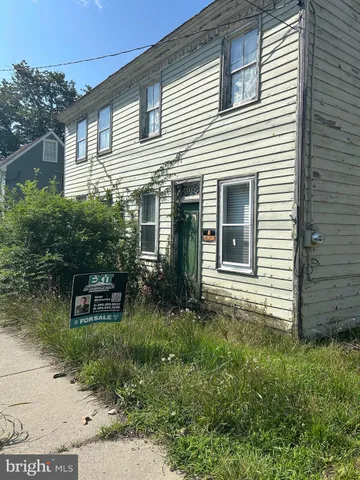 a view of a house with a yard and plants