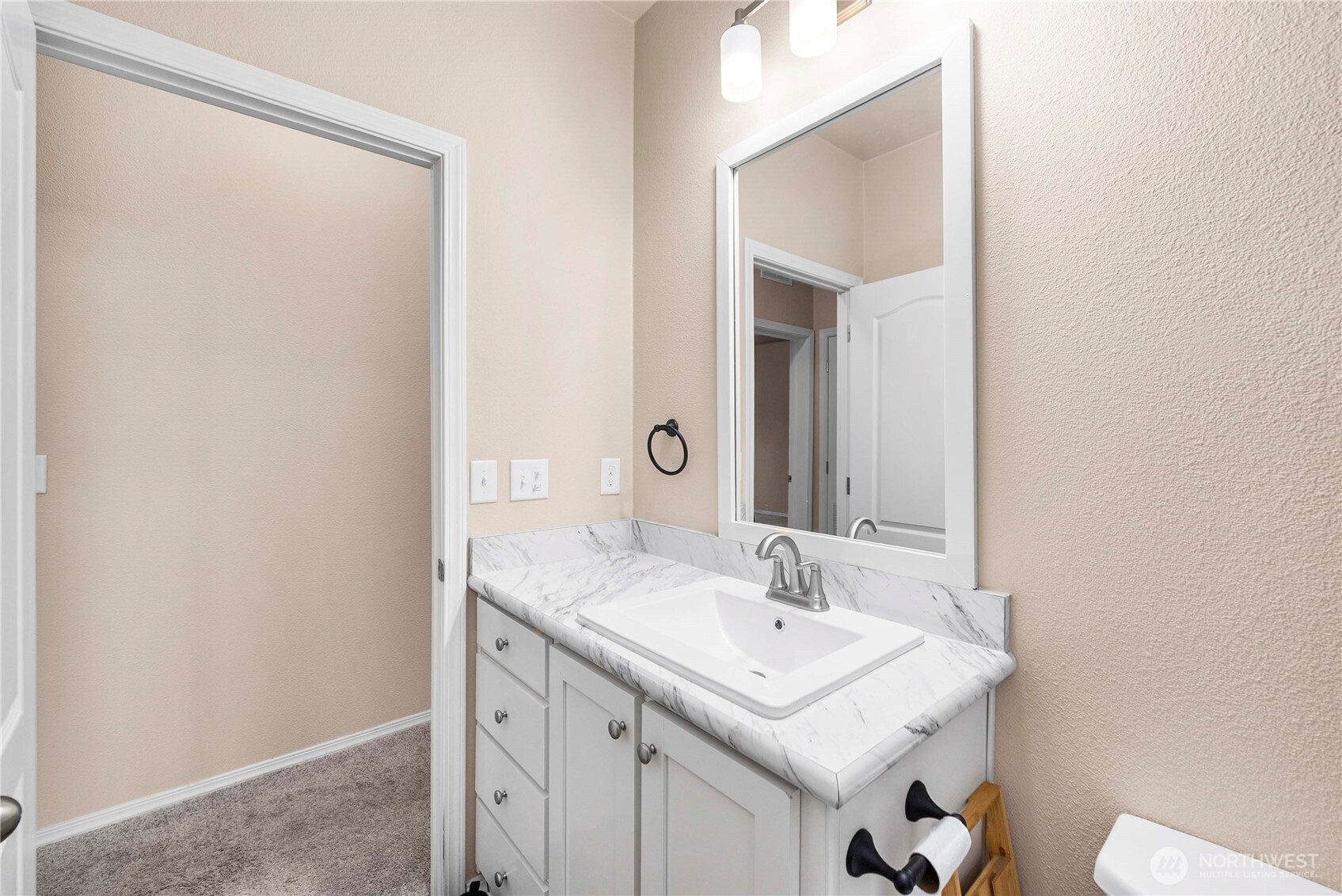 52 Southeast Spring Street Chehalis, WA 98532 - Photo 28 of 40 a bathroom with a sink and a mirror