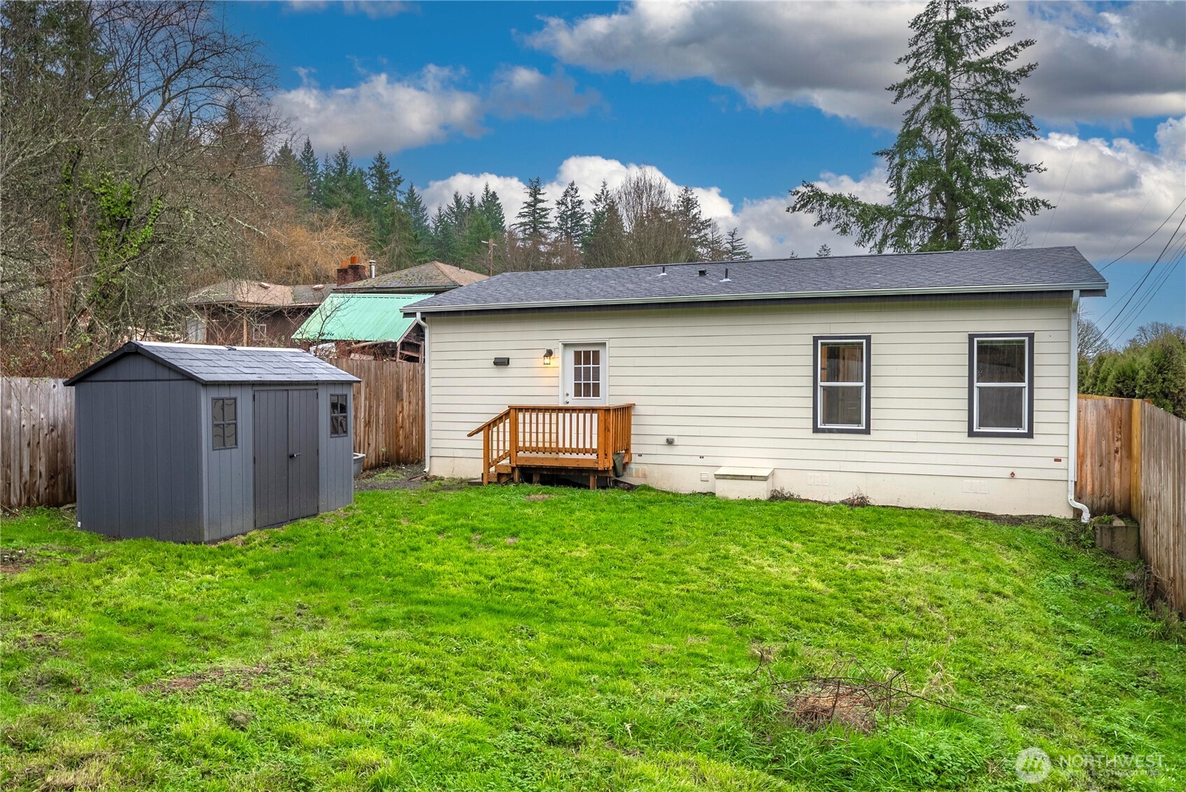 52 Southeast Spring Street Chehalis, WA 98532 - Photo 37 of 40 a backyard of a house with table and chairs
