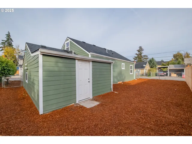 a view of a backyard