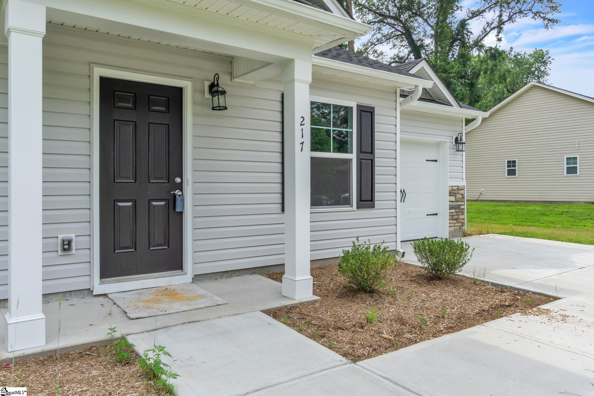 217 Stratford Road Greenville, SC 29605 - Photo 3 of 32 Gallery Image 3