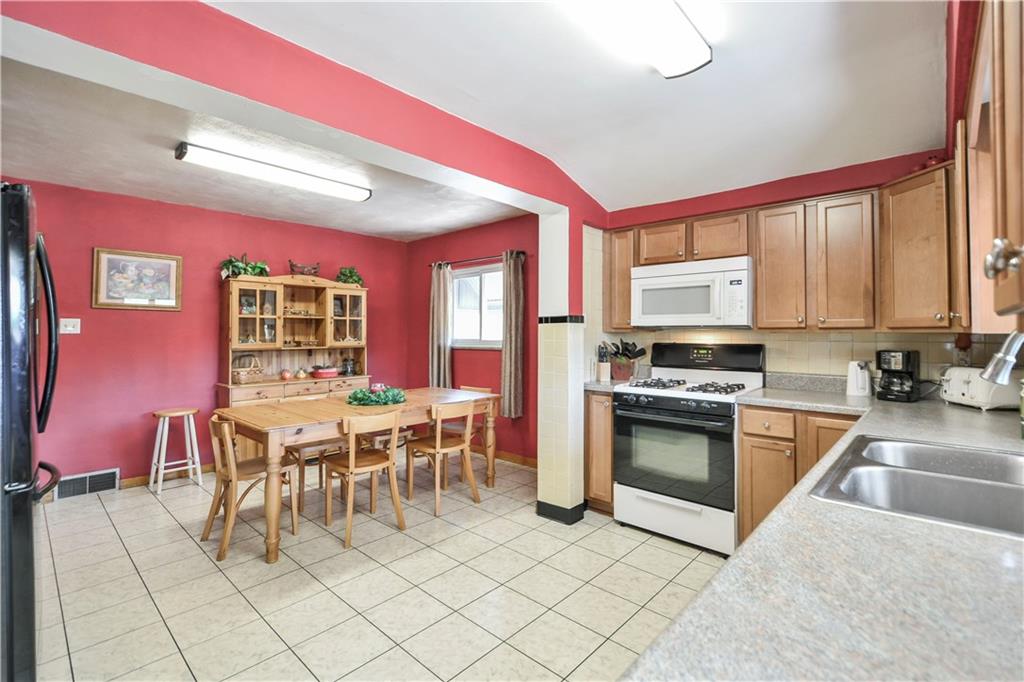 907 McCoy Road McKees Rocks, PA 15136 - Photo 5 of 21 Kitchen / Dining room