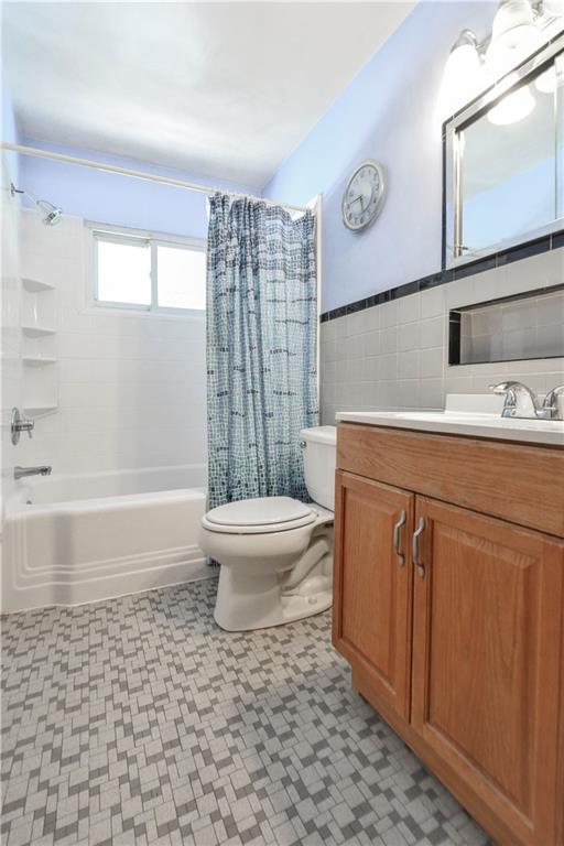907 McCoy Road McKees Rocks, PA 15136 - Photo 10 of 21 Full Bathrom