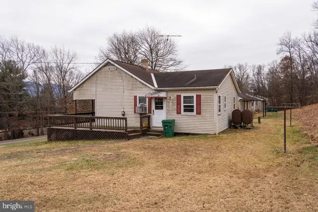 a view of a house with a yard