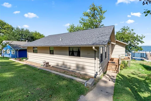 $499,999 | 201 Isle Of View Drive, Tool, TX 75143