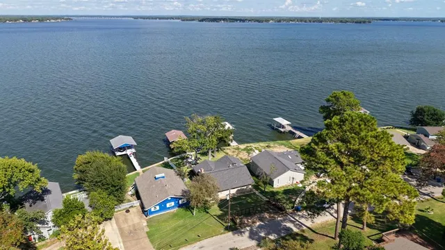 $499,999 | 201 Isle Of View Drive, Tool, TX 75143