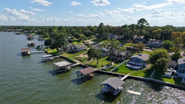 $499,999 | 201 Isle Of View Drive, Tool, TX 75143