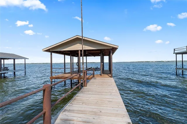 $499,999 | 201 Isle Of View Drive, Tool, TX 75143