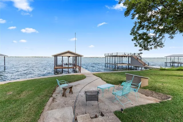 $499,999 | 201 Isle Of View Drive, Tool, TX 75143