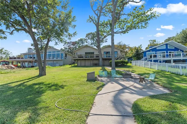 $499,999 | 201 Isle Of View Drive, Tool, TX 75143