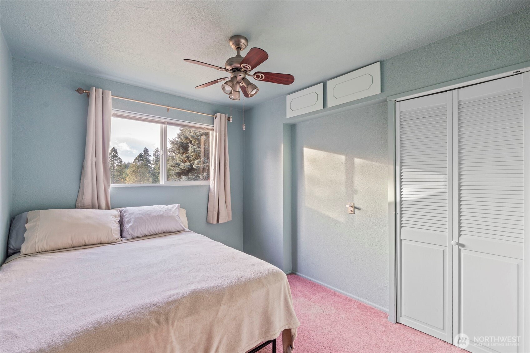 450 Hawkins Road Winlock, WA 98596 - Photo 19 of 40 a bedroom with a large bed and a window