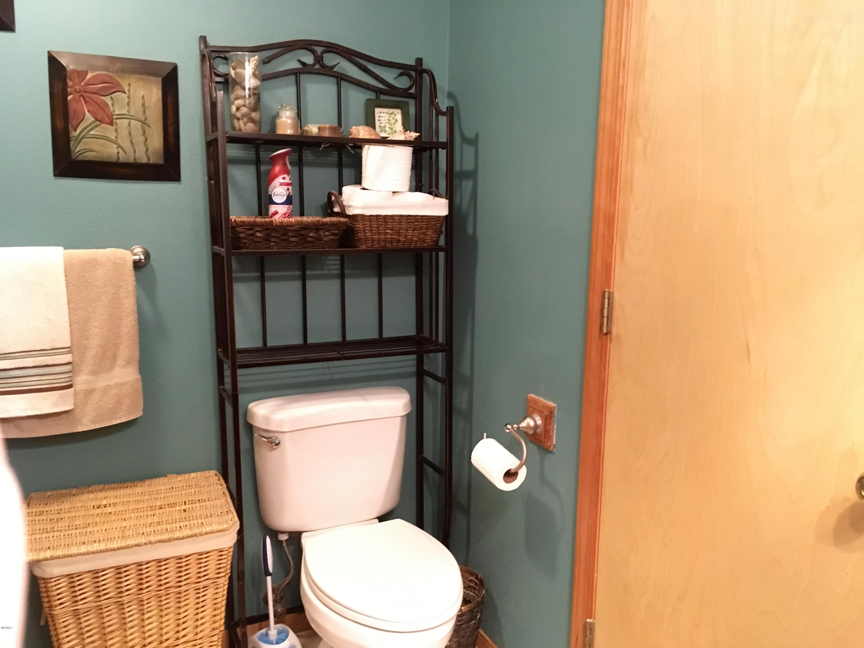 1685 Northeast Sturdevant Road Toledo, OR 97391 - Photo 14 of 37 Upstairs bath