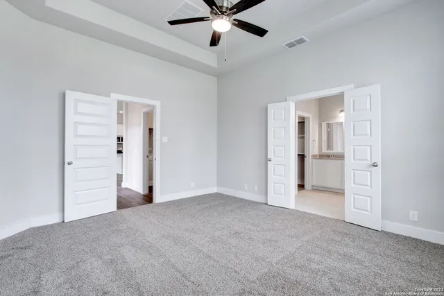a view of empty room with closet and ceiling fan