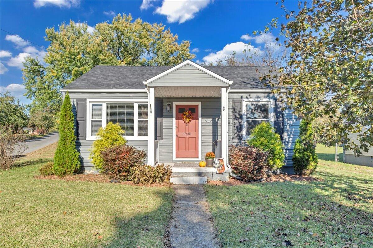 4935 Hubert Road Northwest Roanoke, VA 24012 - Photo 2 of 28 1-MIB06505