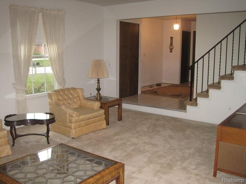33632 Old Timber Road Farmington, MI 48331 - Photo 10 of 26 016.jpg
