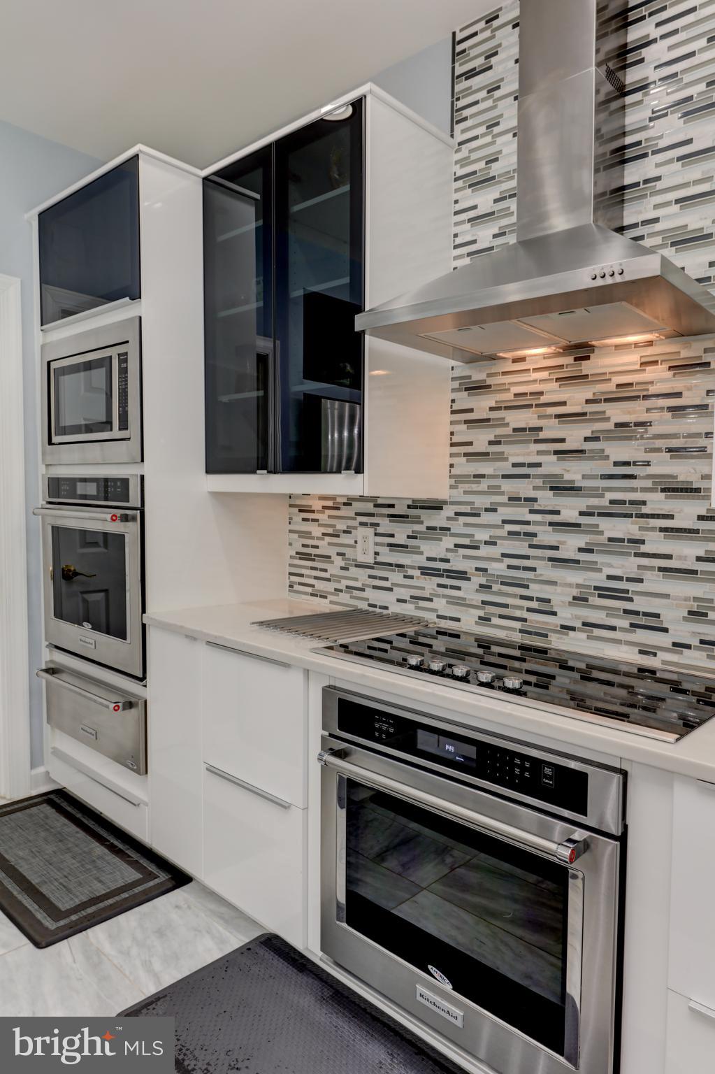 7394 Spring Summit Road Springfield, VA 22150 - Photo 19 of 69 range hood with backsplash to ceiling