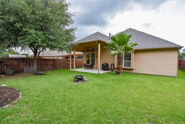 a view of a house with a backyard