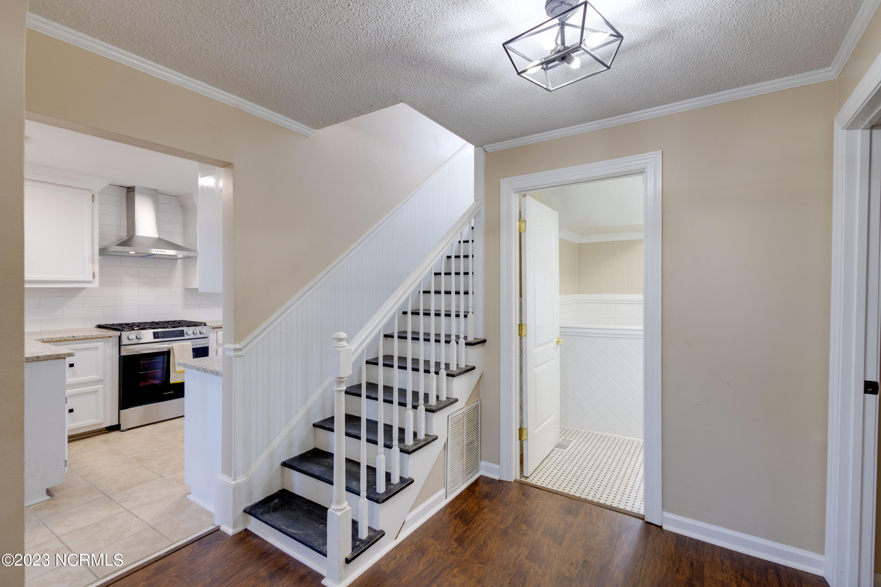233 Clarks Neck Road Washington, NC 27889 - Photo 20 of 51 Stairway