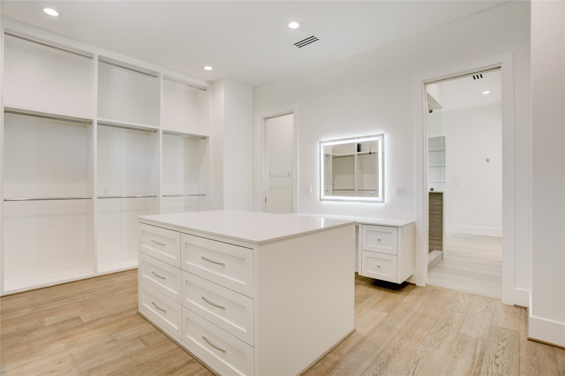 6533 Corbin Street Houston, TX 77055 - Photo 37 of 50 Primary closet